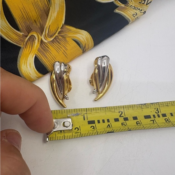 Vintage MONET two toned earrings - clip ons - Picture 5 of 5